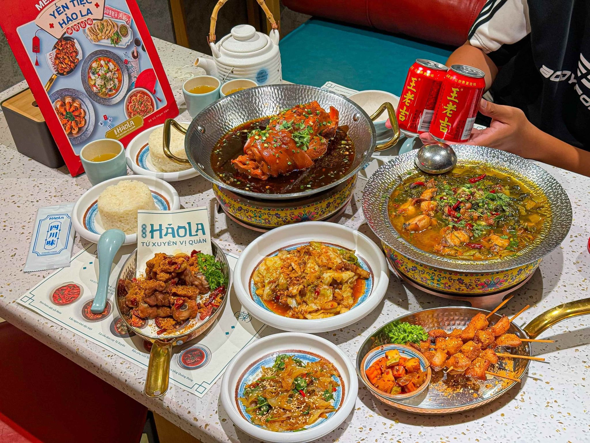 Với phong vị từ các vùng ẩm thực đặc trưng Trung Hoa, món ăn được chế biến gia giảm phù hợp hơn với khẩu vị người Việt